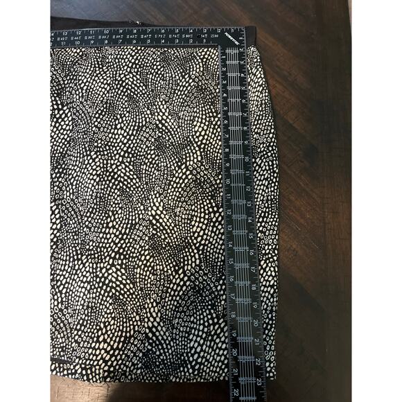 Ann Taylor Black and White Geometric Print Stretch Knit Pencil Skirt Size 14 - Picture 4 of 11